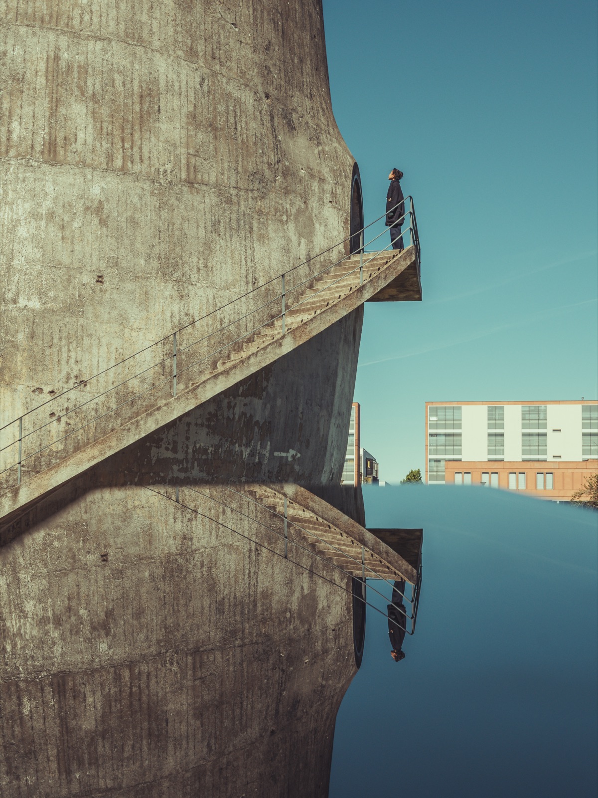 Beton-Treppe mit Person, Spiegelung im Wasser