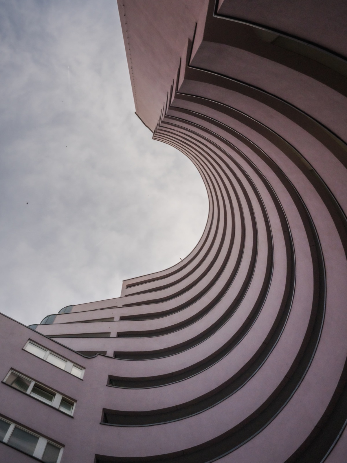 Geschwungene Berliner Architektur nach oben