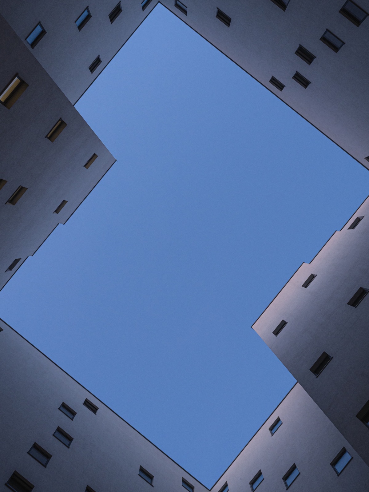 Hinterhof, blauer Himmel zwischen Häusern